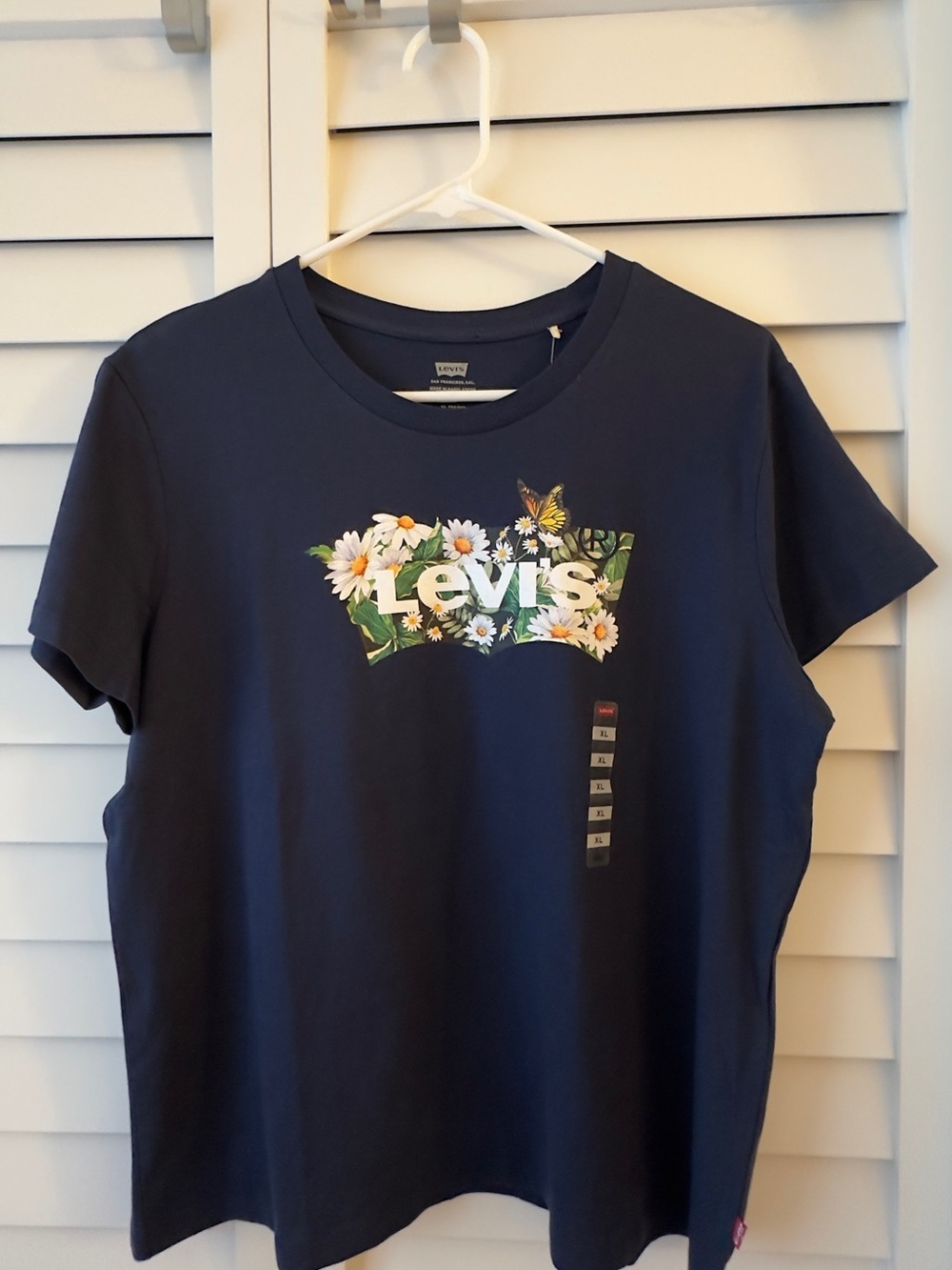 Levi's • graphic perfect tee.